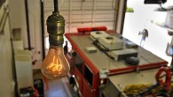 I Livermore, California henger verdens eldste fungerende lyspære, den har lyst uavbrutt siden 1901. Dette er historien om planlagt foreldelse, om hvordan og hvorfor lyspæren ble det første produktofferet i et samfunn styrt av vekstøkonomi. Vi lever...